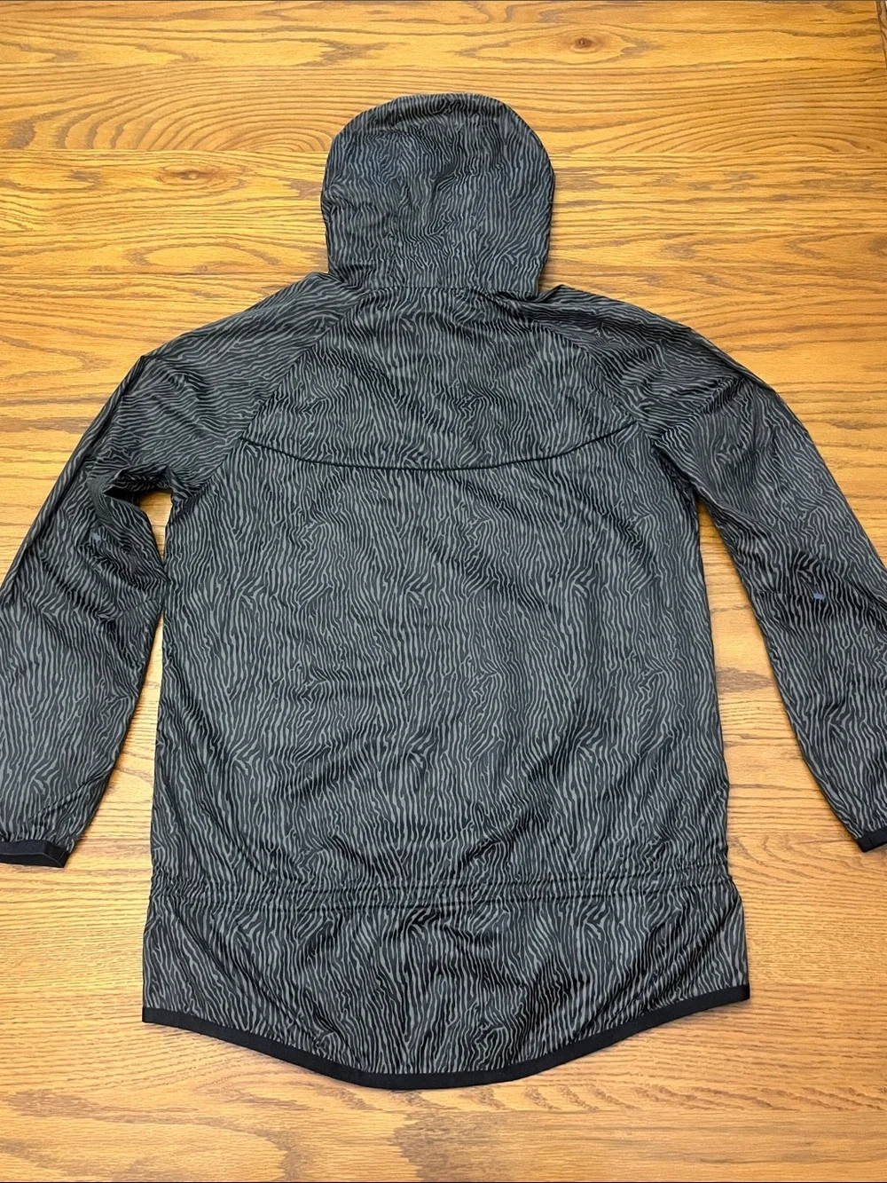 Nike Women’s Black with Gray Patterned Hooded Windbreaker Jacket
